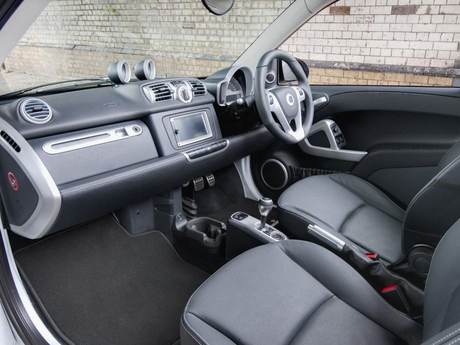 Интерьер Smart ForTwo Cabrio by Brabus 2012 года  (UK) (фото 6 из 10)